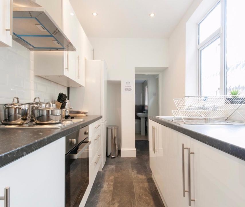 Centralized Private 4 Bedroom House At Hanley With Free Parking Etruria Zewnętrze zdjęcie